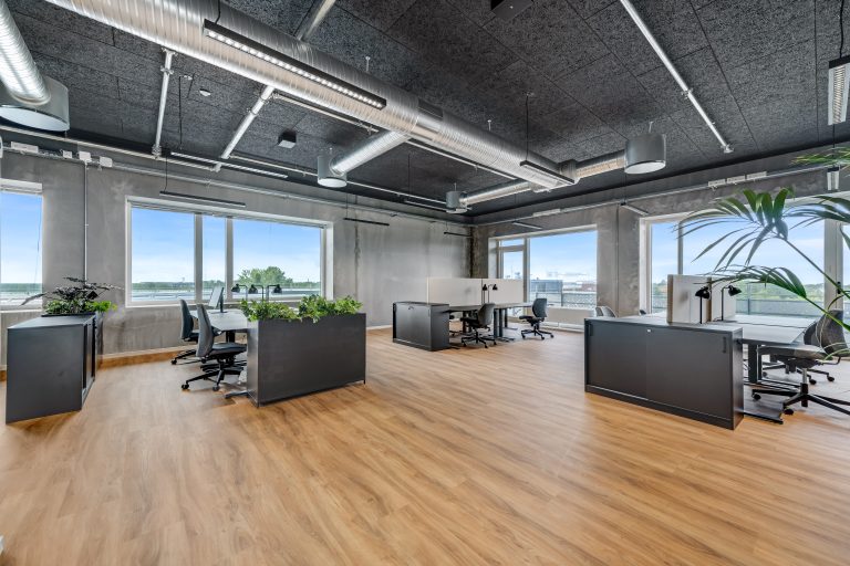 Møbleret kontor H3.1 med skriveborde og store vinduer på 3. sal