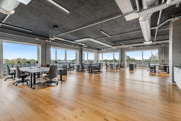Møbleret kontor H3.2 med arbejdspladser og panoramavinduer i højhuset