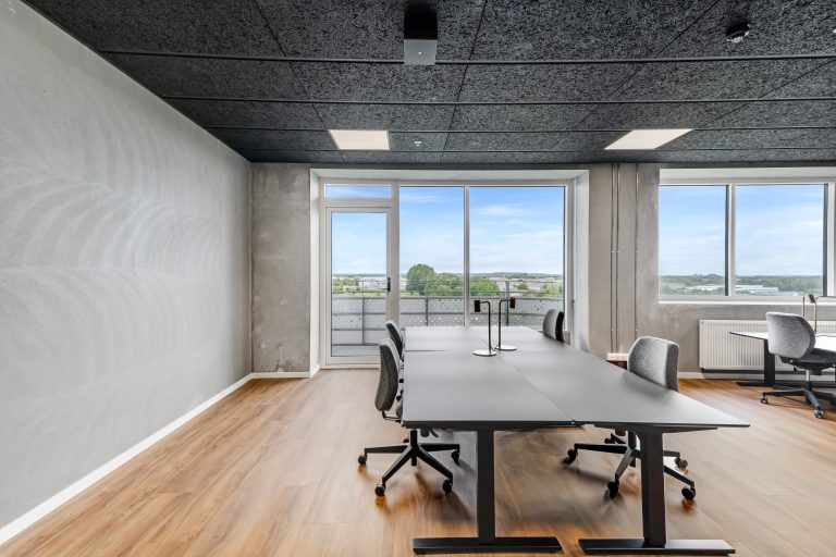 Kontor H5.1 med skriveborde og store vinduer med udsigt
