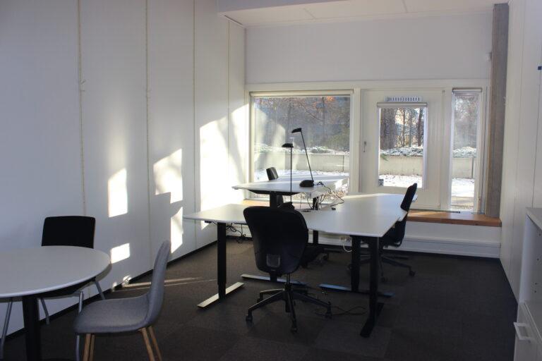 3-personers kontor med skriveborde, lamper og rundt bord
